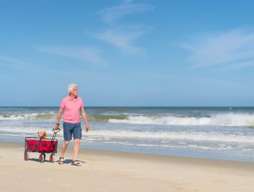 Oude man op het strand